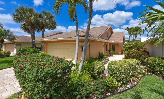 Totally renovated waterfront Bluffs home, 2 Bd, plus den/third - Beach Home for sale in Jupiter, Florida on Beachhouse.com