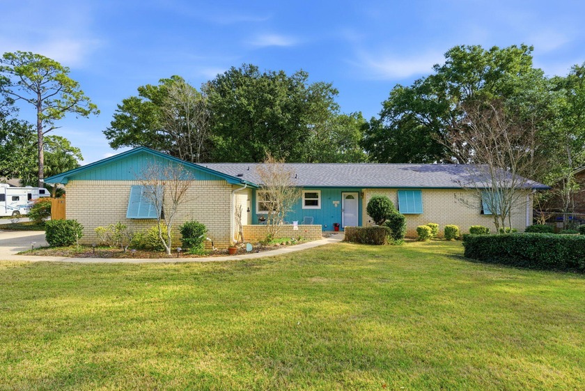 Welcome to this well-maintained 2,031 sq ft, 4-bedroom, 2.5-bath - Beach Home for sale in Gulf Breeze, Florida on Beachhouse.com