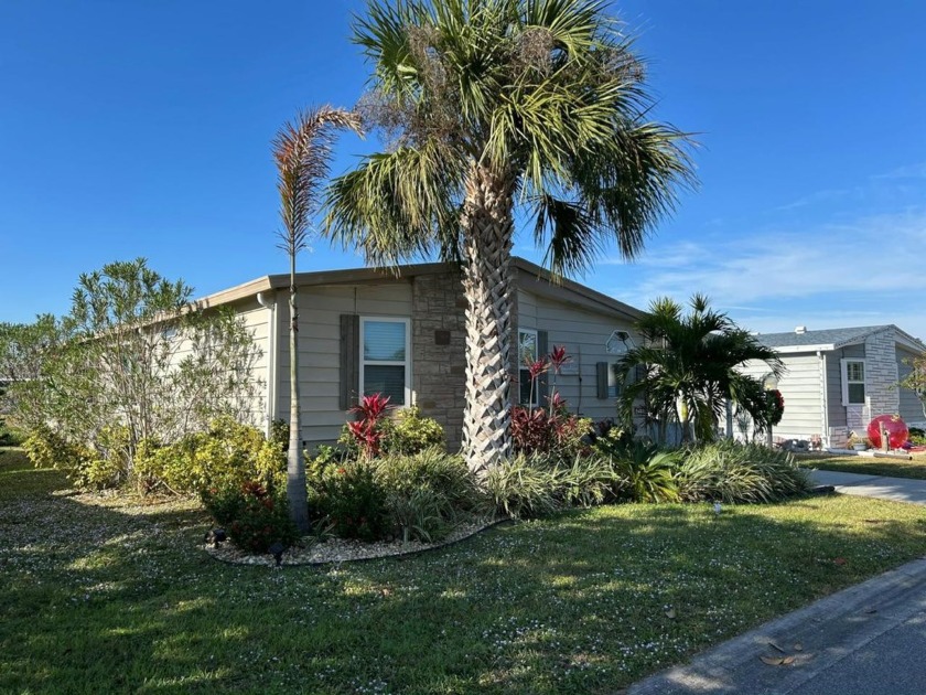 This beautiful 2x2 is DIRECTLY on the lake & move-in ready! The - Beach Home for sale in Melbourne, Florida on Beachhouse.com