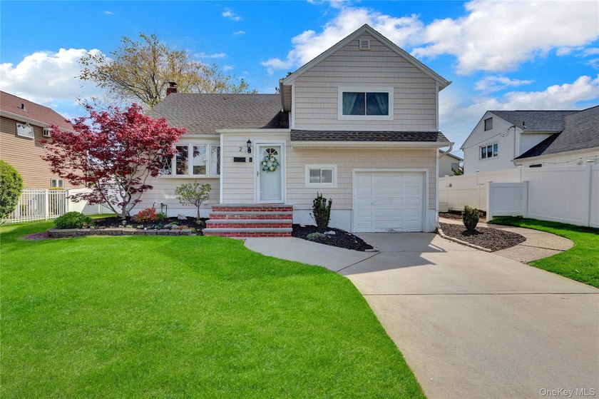 Welcome to this beautifully maintained and move-in ready open - Beach Home for sale in Massapequa, New York on Beachhouse.com