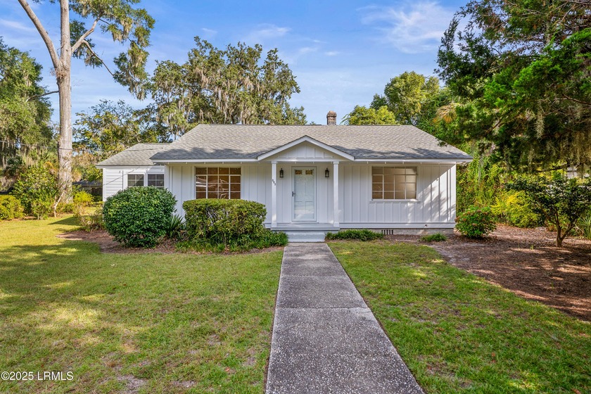 Totally renovated cottage in Pigeon Point neighborhood. Close to - Beach Home for sale in Beaufort, South Carolina on Beachhouse.com