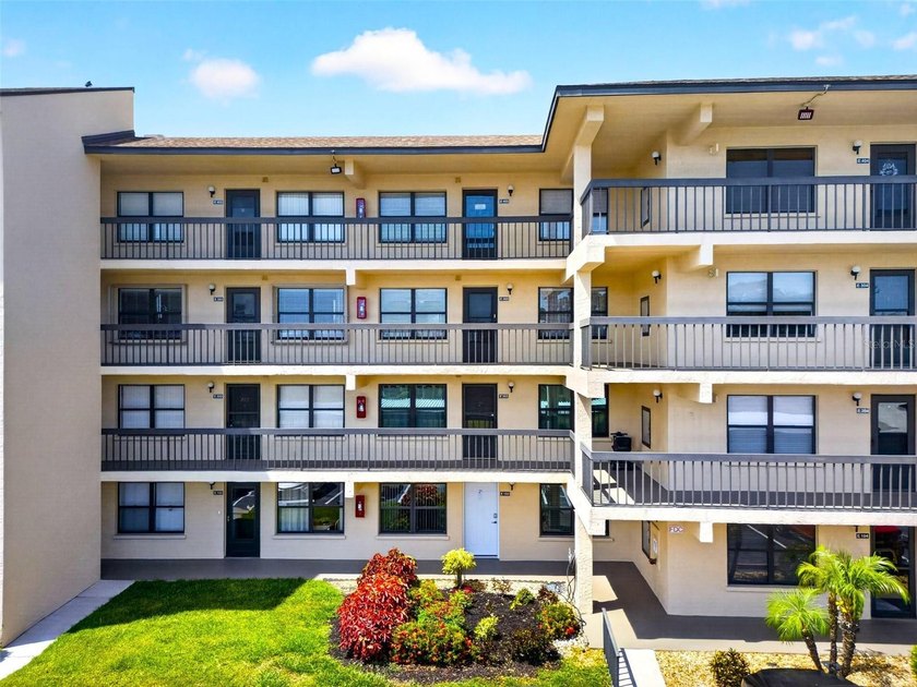 This beautiful 2-bedroom, 2-bath turnkey condo is located in the - Beach Condo for sale in Bradenton, Florida on Beachhouse.com