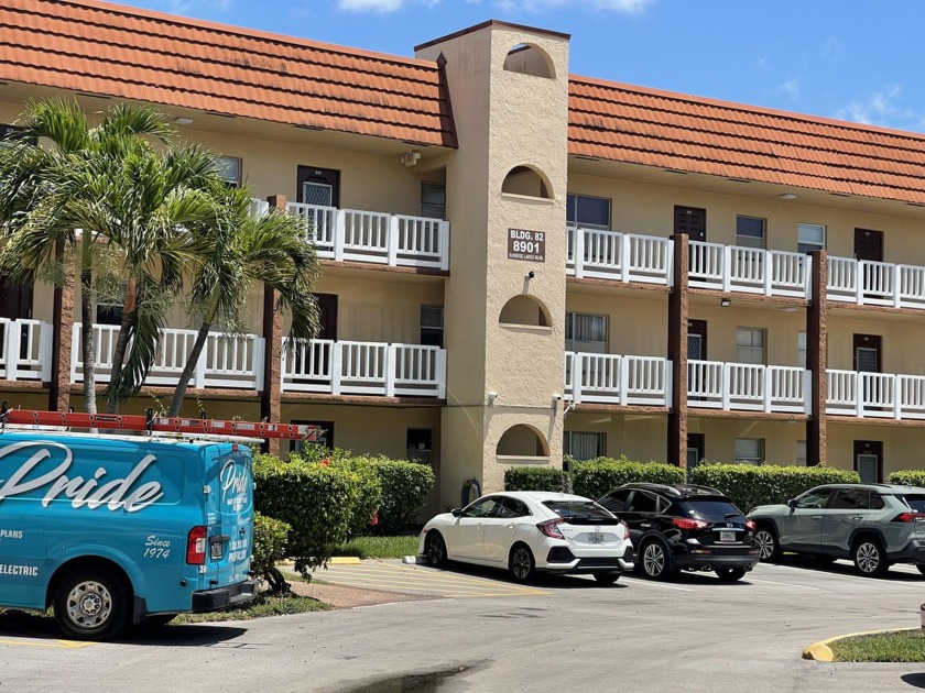 Centrally located and immaculately kept this 55+ Condo is a sure - Beach Condo for sale in Sunrise, Florida on Beachhouse.com