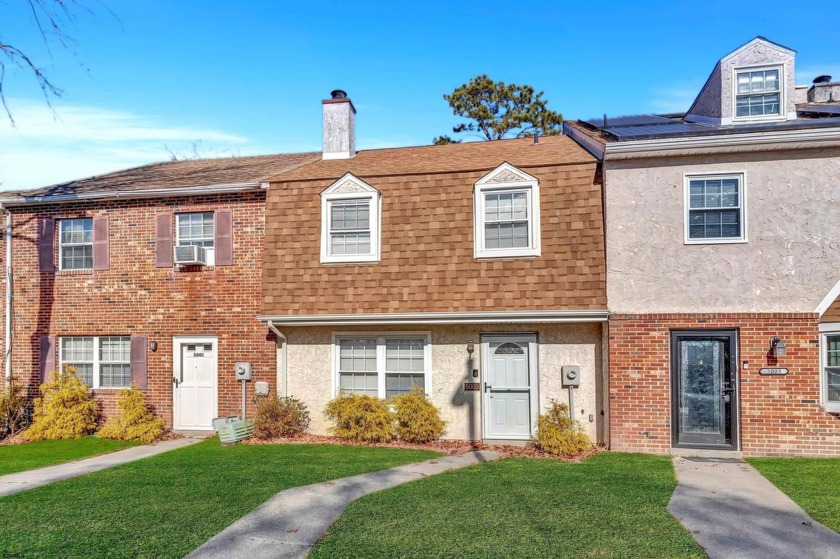 Welcome to this spacious 3 bedroom, 2.5 bath townhouse in Oak - Beach Home for sale in Mays Landing, New Jersey on Beachhouse.com