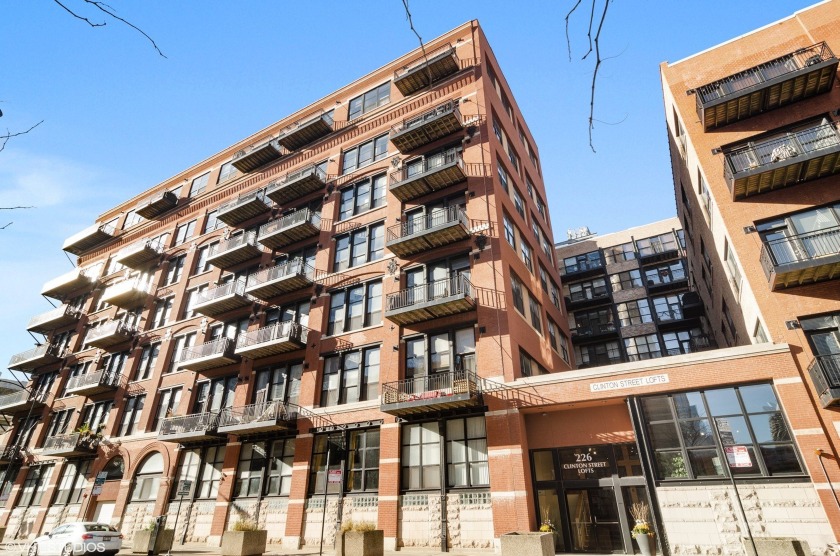 Spacious loft home in the sought after Fulton River - Beach Home for sale in Chicago, Illinois on Beachhouse.com