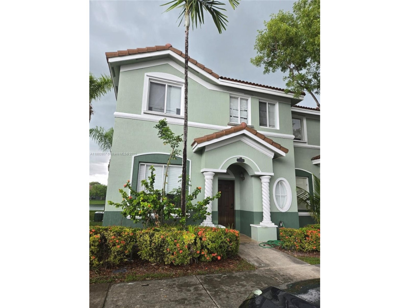Great deal for investors or owner occupied! Lake view townhouse - Beach Condo for sale in Homestead, Florida on Beachhouse.com
