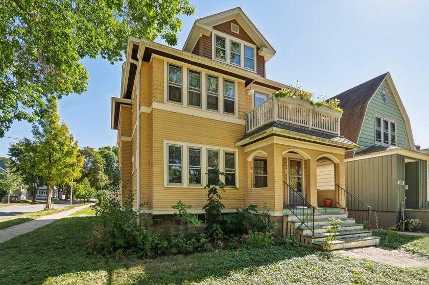 This spacious duplex in the Fernwood pocket of Bay View is a - Beach Home for sale in Milwaukee, Wisconsin on Beachhouse.com