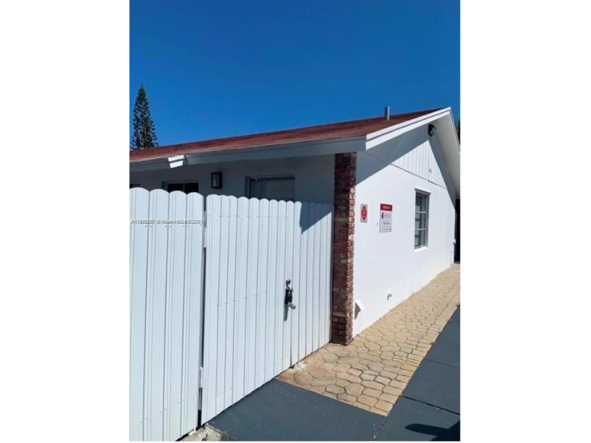 Fully renovated 4-unit CBS East Boynton, minutes to the beach - Beach Townhome/Townhouse for sale in Boynton Beach, Florida on Beachhouse.com