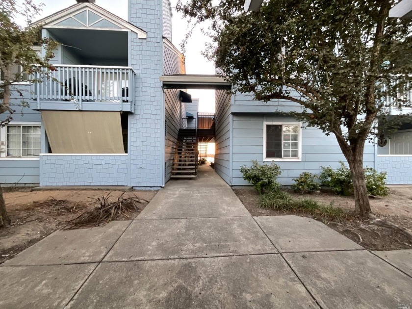 Move-in ready!  This lovely 2 bedroom, 2 bath is located in the - Beach Condo for sale in Vallejo, California on Beachhouse.com
