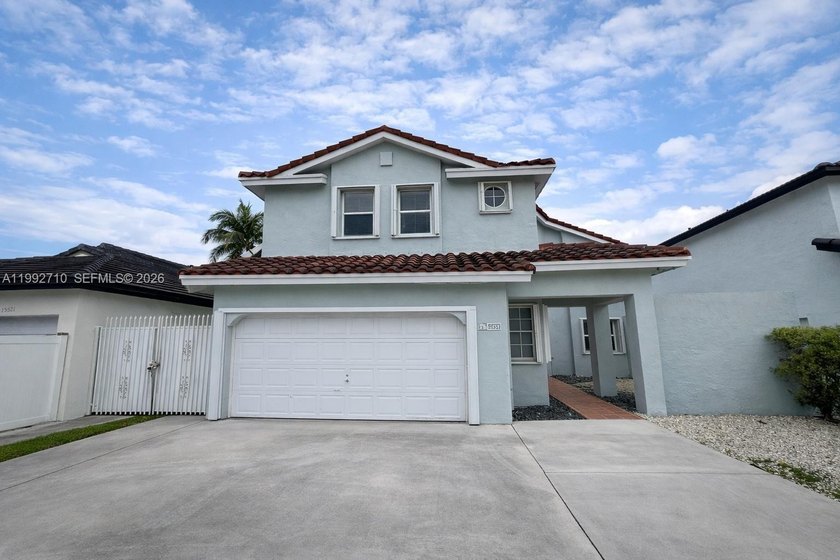 Beautiful lakefront home with NO HOA! Features a spacious open - Beach Home for sale in Miami, Florida on Beachhouse.com