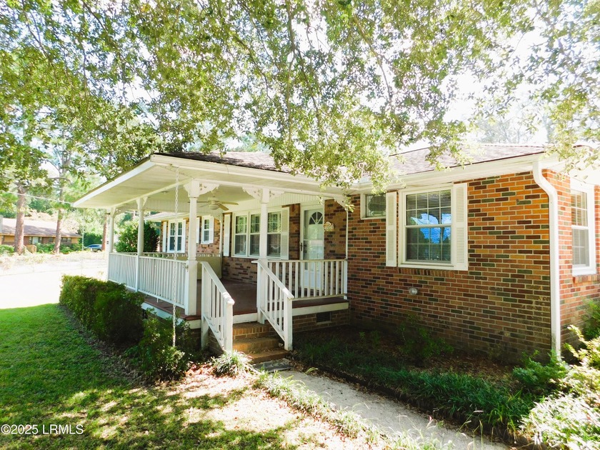 Great location in Mossy Oaks close to Historic Downtown Port - Beach Home for sale in Beaufort, South Carolina on Beachhouse.com