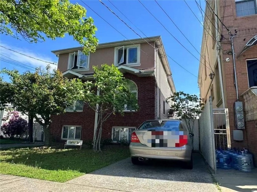 Welcome to this beautifully maintained semi-attached - Beach Home for sale in Staten  Island, New York on Beachhouse.com