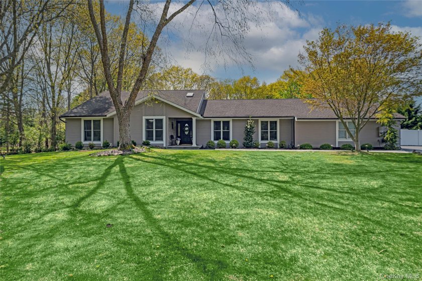 Mills Pond Estates! Move right into this 5 BR, 3 BA sprawling - Beach Home for sale in Saint James, New York on Beachhouse.com