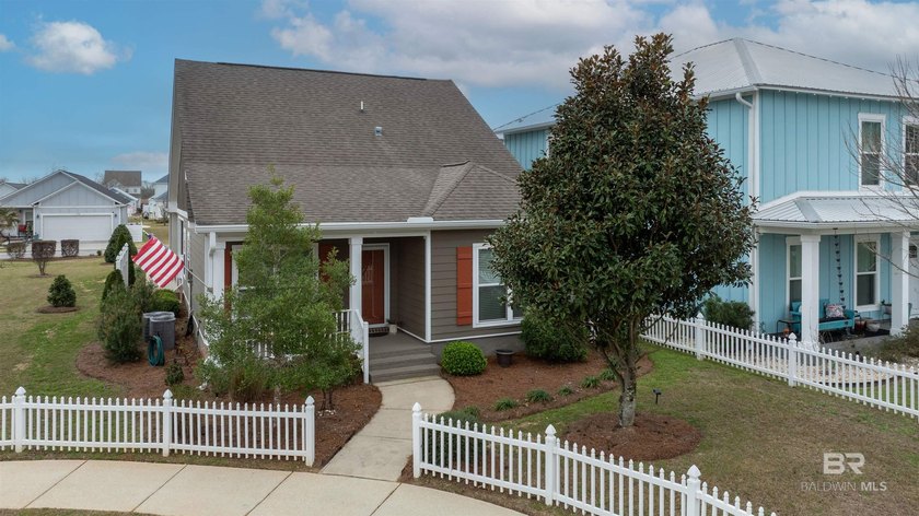 Welcome home to this adorable GOLD FORTIFIED cottage on a - Beach Home for sale in Foley, Alabama on Beachhouse.com
