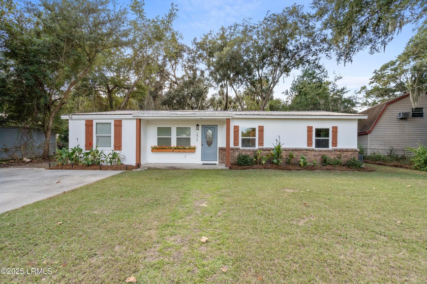 Charming updated home in Polk Village! Quiet street with marsh - Beach Home for sale in Beaufort, South Carolina on Beachhouse.com