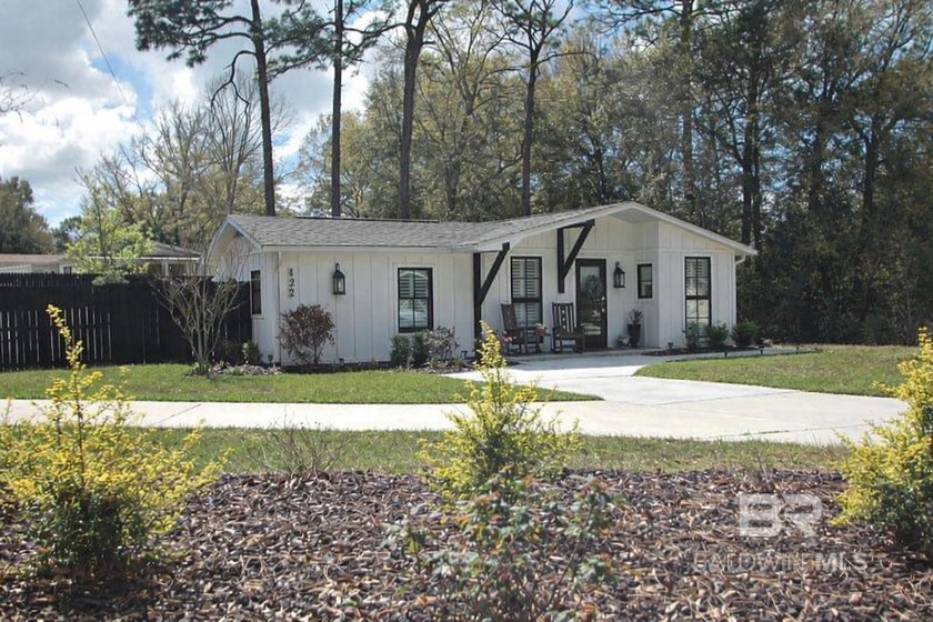 Charming and completely renovated in 2022, this beautiful - Beach Home for sale in Fairhope, Alabama on Beachhouse.com