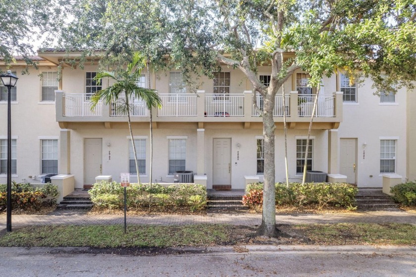 This bright and spacious 3-bedroom, 3-bathroom townhouse with a - Beach Townhome/Townhouse for sale in Boynton Beach, Florida on Beachhouse.com