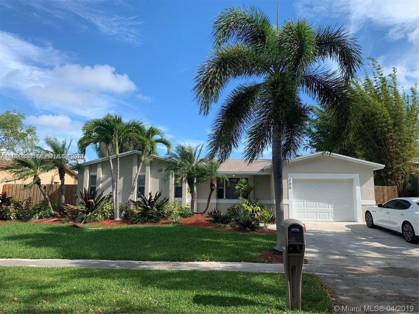 Inviting pool home less than 1 mile to the beach! This 3 bedroom - Beach Home for sale in Dania, Florida on Beachhouse.com