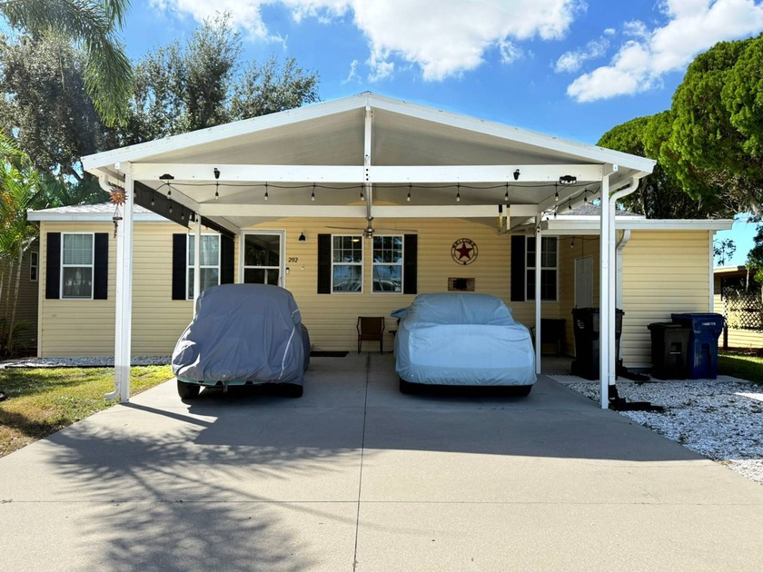 Welcome to this gorgeous three-bedroom, two-bathroom home - Beach Home for sale in Ellenton, Florida on Beachhouse.com