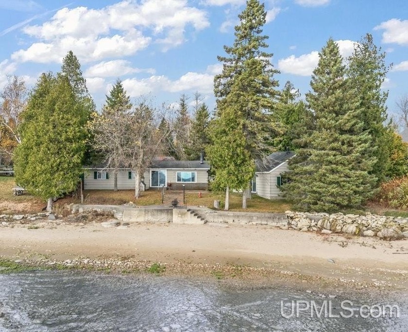 Dreaming of life on Lake Michigan? This single-story home offers - Beach Home for sale in Bark River, Michigan on Beachhouse.com