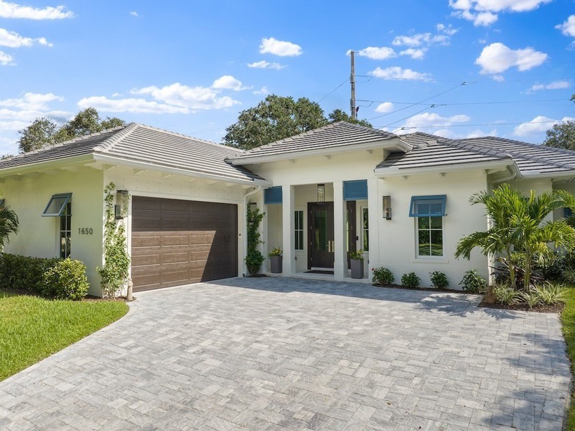 Beautiful 2024 smart home featuring 12ft ceilings and stunning - Beach Home for sale in Vero Beach, Florida on Beachhouse.com