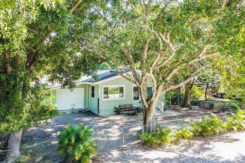 Welcome to this adorable Vero Beach cottage-built in 1992, cozy - Beach Home for sale in Vero Beach, Florida on Beachhouse.com
