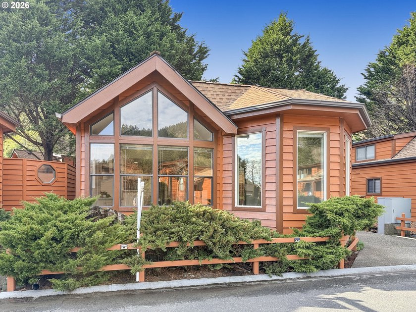 Fully refurbished River Cottage in the quiet Chetco River Resort - Beach Home for sale in Brookings, Oregon on Beachhouse.com