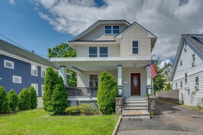 Welcome to 428 Beach Avenue, Mamaroneck, NY located in the - Beach Home for sale in Mamaroneck, New York on Beachhouse.com