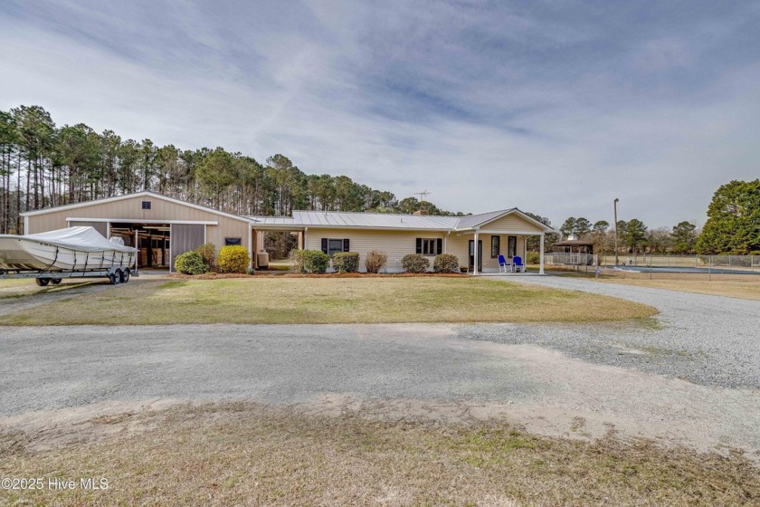 301 Wehoe Road in New Bern, North Carolina, is a single-family - Beach Home for sale in New Bern, North Carolina on Beachhouse.com