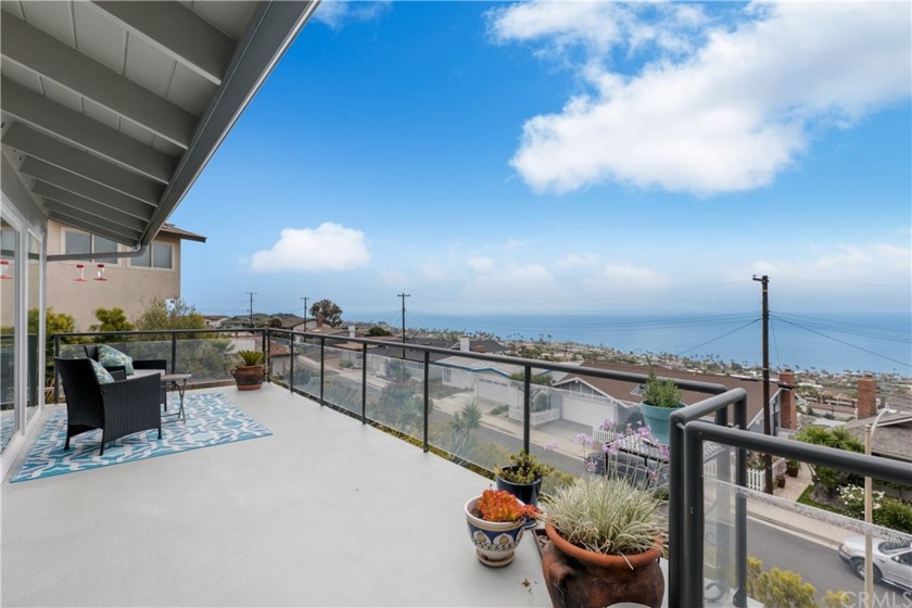 VIEWS! VIEWS! VIEWS! Step into this gorgeous home, remodeled - Beach Home for sale in San Pedro, California on Beachhouse.com