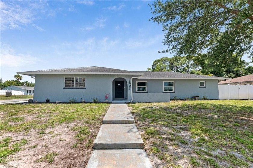 Under contract-accepting backup offers. Positioned on an - Beach Home for sale in Bradenton, Florida on Beachhouse.com