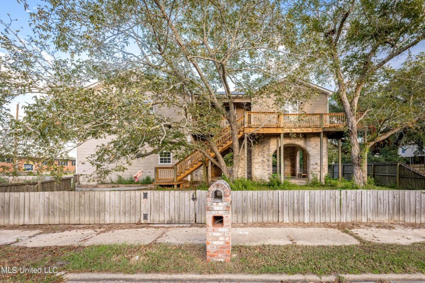 This 3 bedroom 2 bath home is situated on a corner lot, in a - Beach Home for sale in Pascagoula, Mississippi on Beachhouse.com