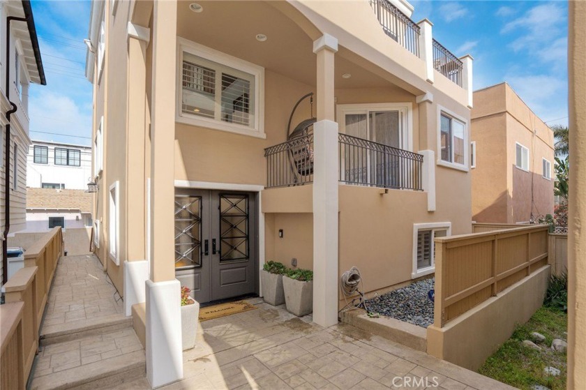 Welcome to 617 Crest Drive, a beautifully detached townhome - Beach Townhome/Townhouse for sale in Manhattan Beach, California on Beachhouse.com
