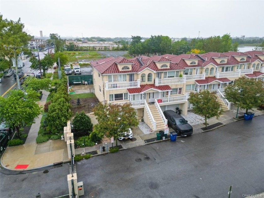 Welcome to Bridgeview on the Water gated community - Beach Home for sale in Bronx, New York on Beachhouse.com