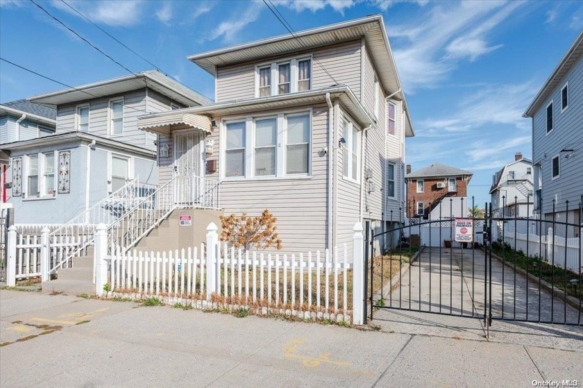 Welcome to your dream home in Arverne! This stunning detached - Beach Home for sale in New York, New York on Beachhouse.com