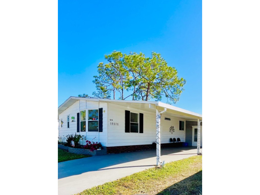 Looking for the perfect seasonal retreat or year-round home in - Beach Home for sale in North Fort Myers, Florida on Beachhouse.com