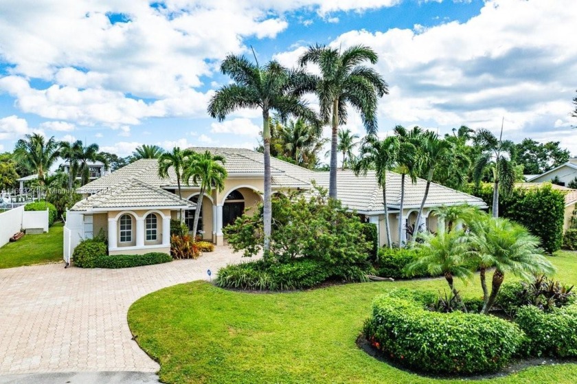 An incredible 105' water frontage opportunity awaits in - Beach Home for sale in Palm Beach Gardens, Florida on Beachhouse.com