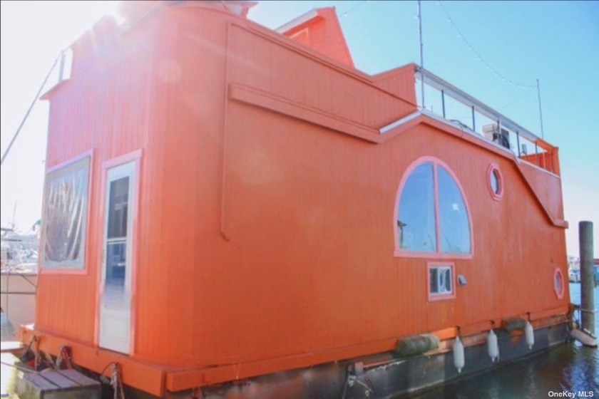 Welcome aboard this fully renovated houseboat, a rare gem - Beach Home for sale in Port Washington, New York on Beachhouse.com