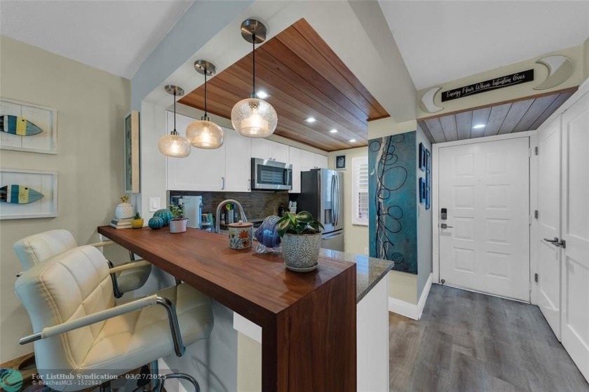 STUNNING UNIT WITH DIRECT LAKE VIEWS! This beautiful 2/2 condo - Beach Condo for sale in Pompano Beach, Florida on Beachhouse.com