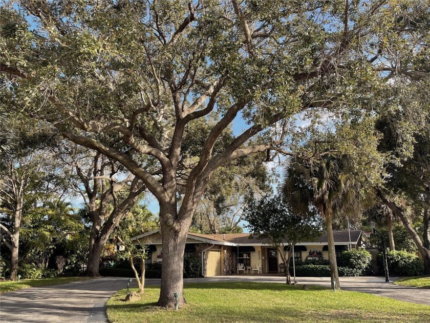 * RARE OPPORTUNITY TO OWN A LAKESIDE PARIDISE * LAKEFRONT HOME - Beach Home for sale in Cutler Bay, Florida on Beachhouse.com