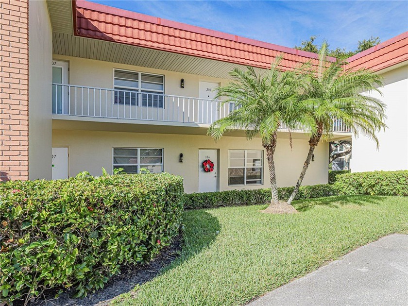 First floor end unit, with washer and dryer, all tiled floors - Beach Condo for sale in Vero Beach, Florida on Beachhouse.com