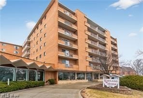Exceptional, roomy 840 sqft. 6th floor 2/1 unit with expansive - Beach Condo for sale in Lakewood, Ohio on Beachhouse.com