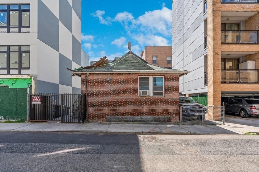 Discover this beautiful ranch house boasting an excellent - Beach Home for sale in Brooklyn, New York on Beachhouse.com