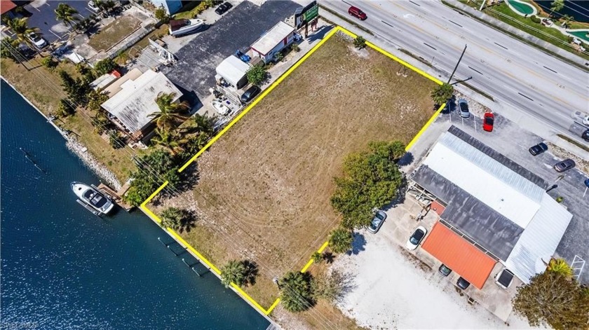 Attention-grabber alert! Feast your eyes on this CANAL FRONT - Beach Lot for sale in Fort Myers Beach, Florida on Beachhouse.com