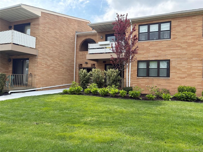 Rare Corner Ground Floor Unit in a Well Maintained Waterfront - Beach Home for sale in Freeport, New York on Beachhouse.com