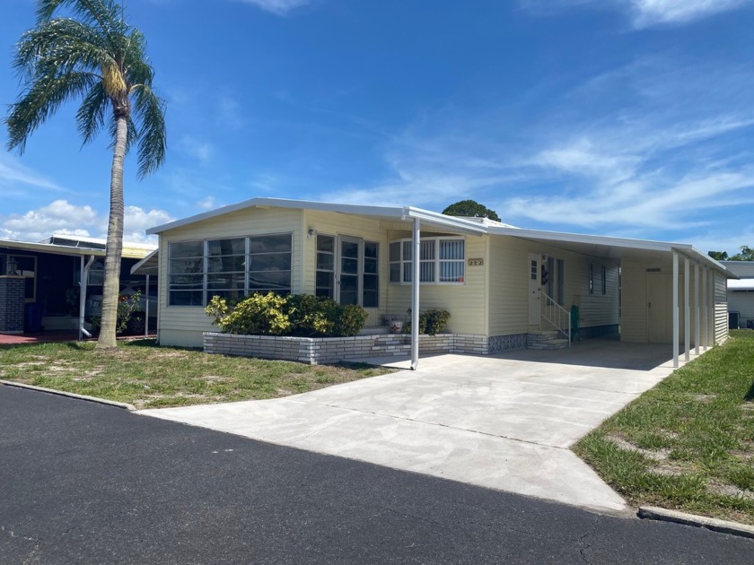 Here's one that's nicely updated and ready to move in! It's a - Beach Home for sale in Nokomis, Florida on Beachhouse.com