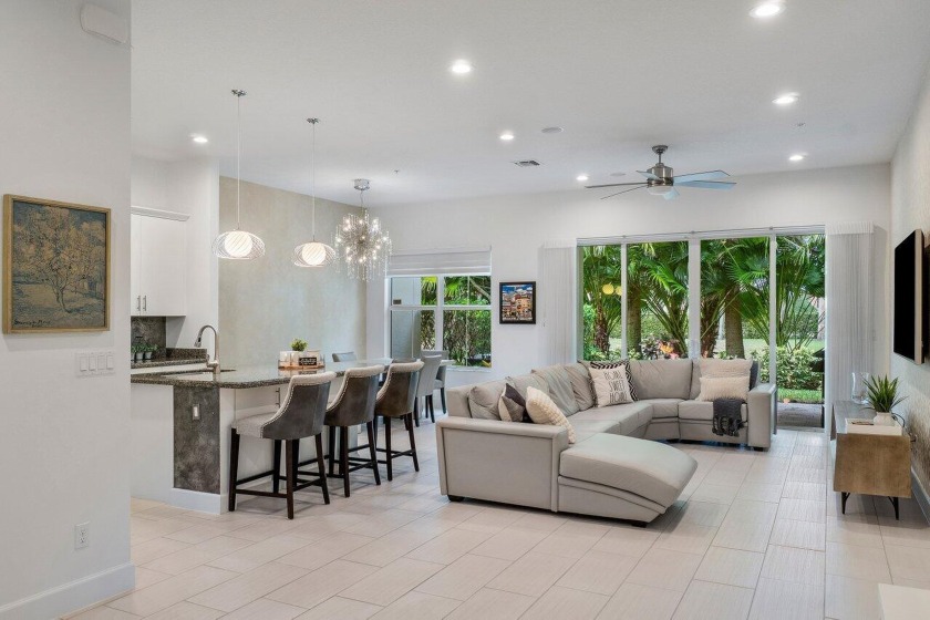 Immaculate and spacious 3 bedroom plus loft, 2.5 bath townhouse - Beach Townhome/Townhouse for sale in Boca Raton, Florida on Beachhouse.com