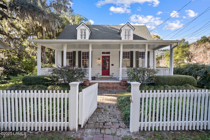 Discover the charm of downtown Beaufort in this beautifully - Beach Home for sale in Beaufort, South Carolina on Beachhouse.com