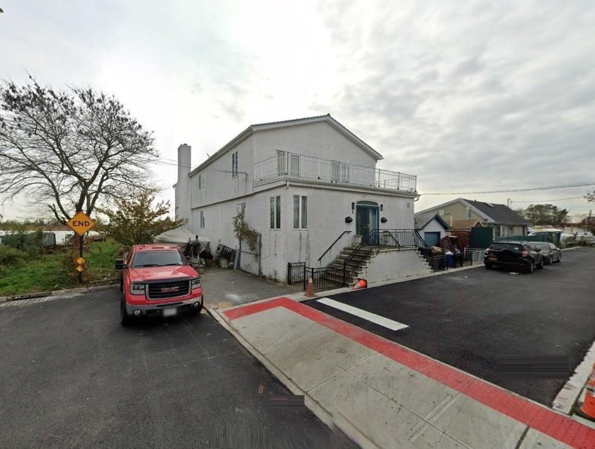 Rare-Find Waterfront Fully Detached two dwelling Home with a - Beach Home for sale in Brooklyn, New York on Beachhouse.com