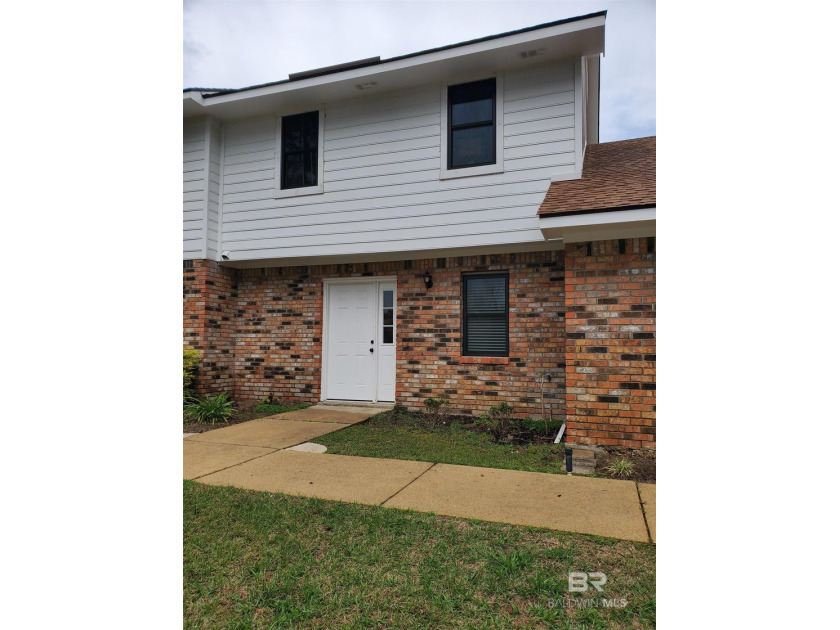 Beautiful remodeled townhouse in Gulf Shores, AL. 2.5 miles to - Beach Home for sale in Gulf Shores, Alabama on Beachhouse.com